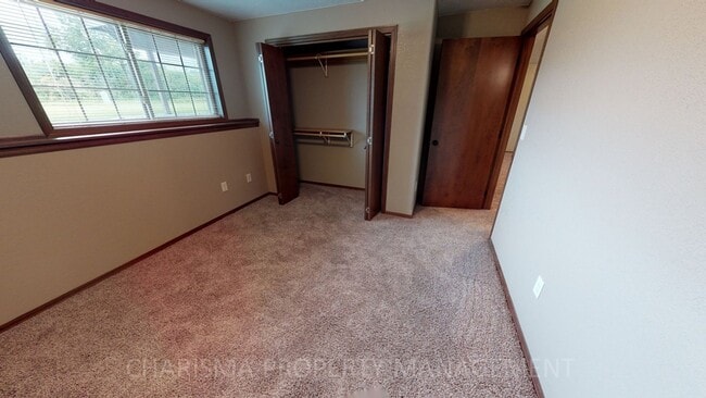 Building Photo - SPACIOUS AND AMENITY FILLED 3 BD, 2.5 BA T...