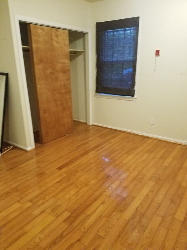 Building Photo - Spacious 1 BR w/ Private Entrance & Renova...