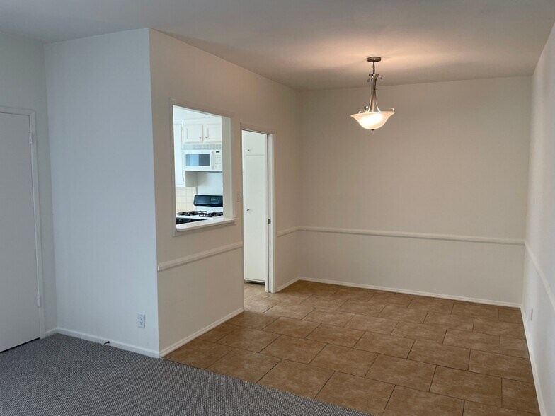 Building Photo - 1122 S Clark Dr