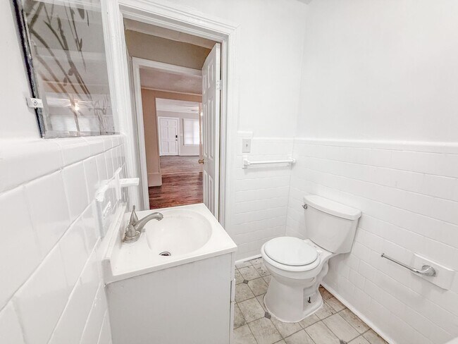 Building Photo - 3 Bed 1 Bath Single-Family Home - Big Yard!