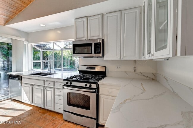 Building Photo - 2923 E Sierra Dr