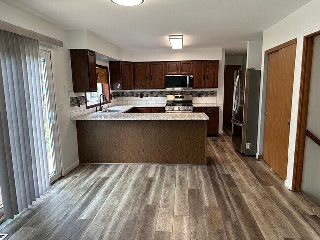 Building Photo - Beautiful 4Bedroom 2.5 bath 2 Car Garage I...