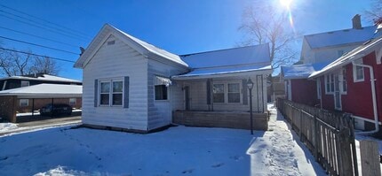 Building Photo - 115 W Kickapoo St