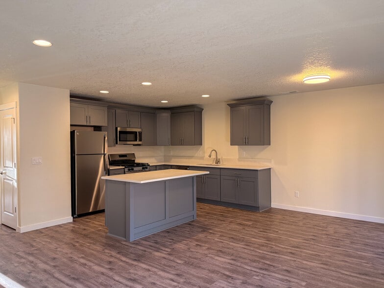 Building Photo - 507 NW Hillcrest Dr