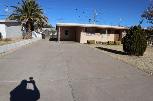 Building Photo - Great home Great price