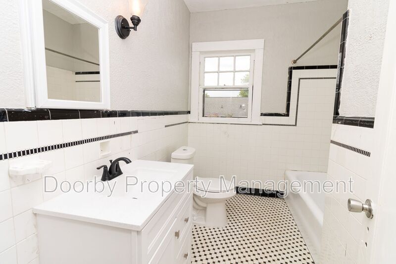 Building Photo - 2802 Fairview Dr