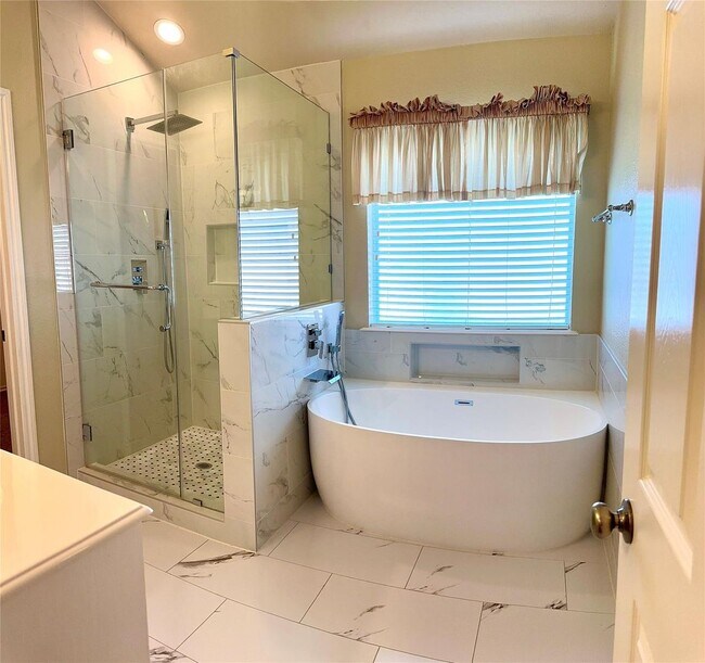 Building Photo - $500 off first months rent with Move in by...