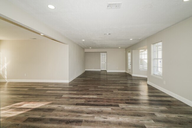 Building Photo - 5100 Goose Creek Dr