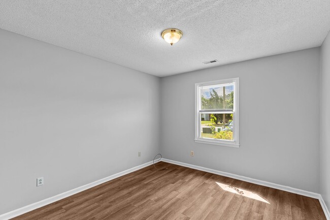 Building Photo - 2 Bedroom, 2 Bathroom Home