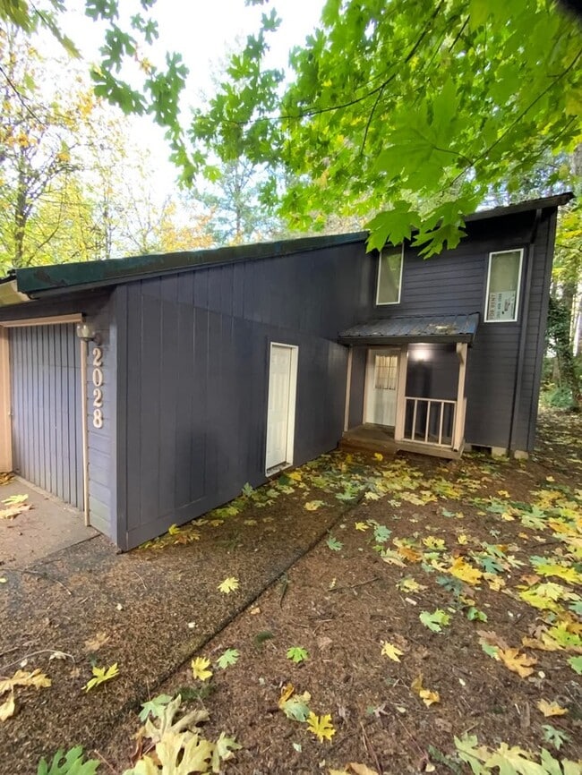 Building Photo - West Olympia 2bdr 1.5bath Townhome w/ garage & parking & a office