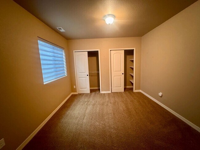 Building Photo - Gorgeous 4 Bedroom Townhome in Briargate