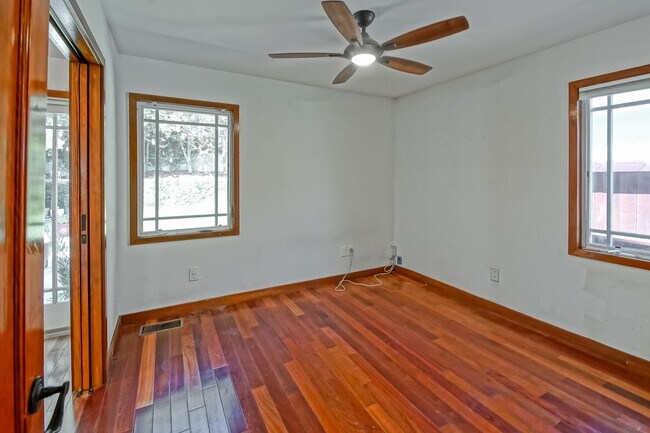 Building Photo - 1813 N Meadows Ave