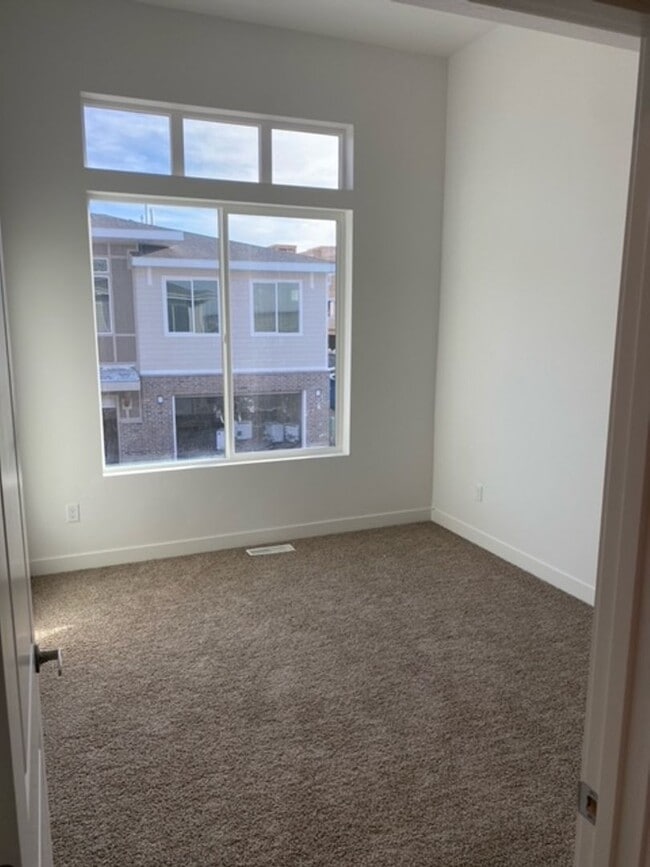 Building Photo - Spacious Town Home