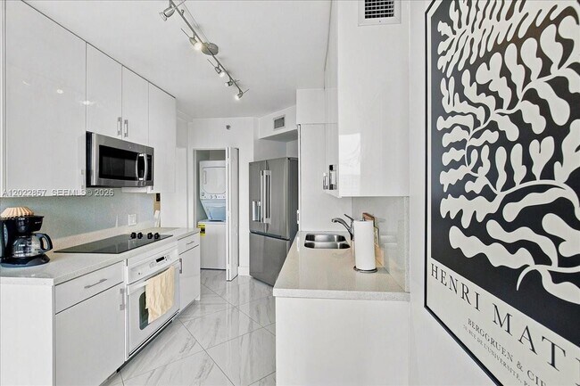 Building Photo - 20185 E Country Club Dr