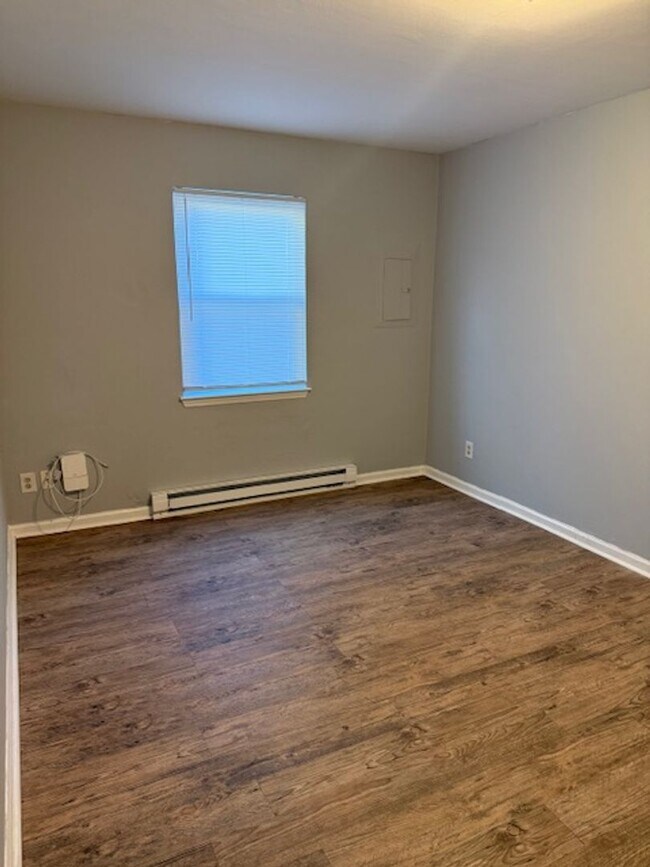 Building Photo - Spacious 2-Bedroom, 1-Bath Unit in Central Norfolk