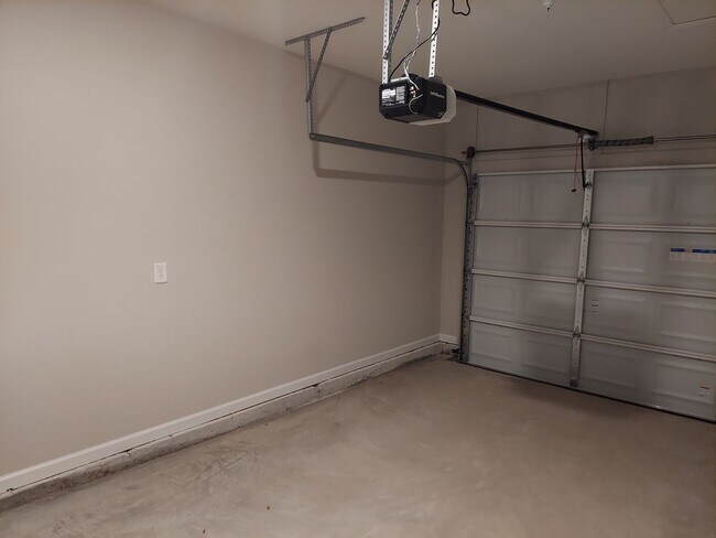 Building Photo - In-Town Townhome for rent in Monroe Heights!