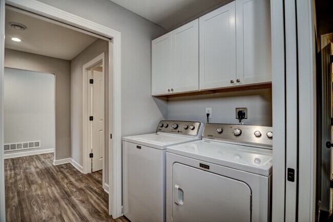 Building Photo - 1617 Charleston Dr