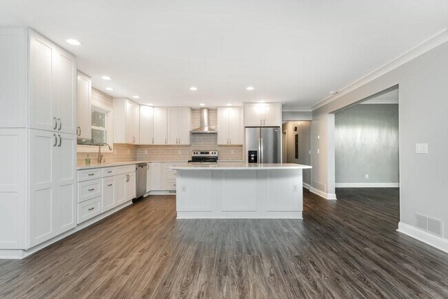 Building Photo - 2681 Ravenoaks Pl