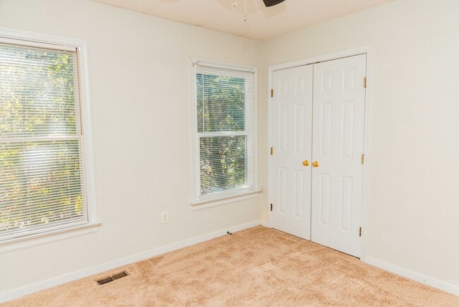 Building Photo - Lovely 3 bedroom, 2.5 Bathroom townhouse s...