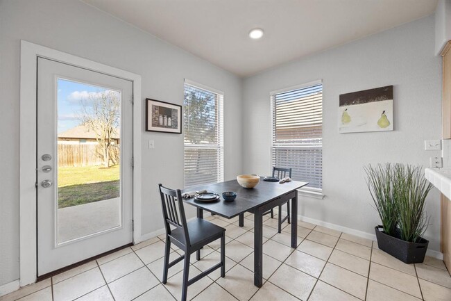 Building Photo - 2109 Zoa Dr