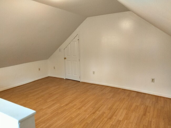 Building Photo - 15 Oak St