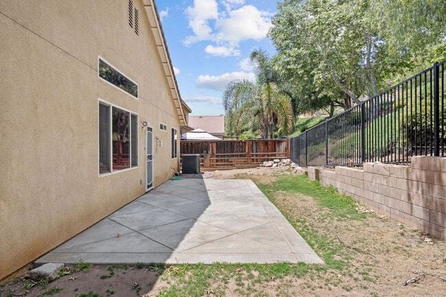 Building Photo - 24898 Sunset Vista Ave
