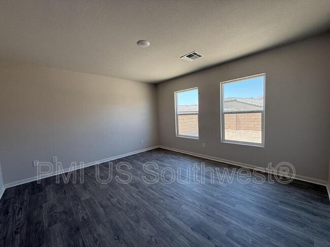 Building Photo - 2411 Village Dr