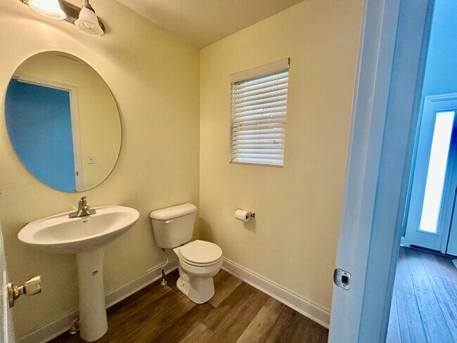 Building Photo - Large 4 Bed, 2.5 bath in Lexington!