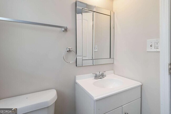 Building Photo - 2361 Swallow Cir SE