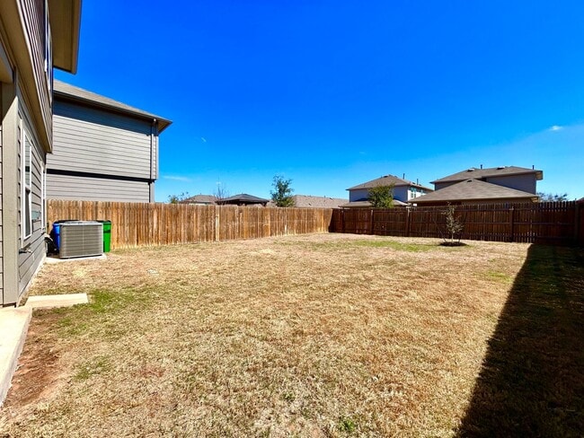 Building Photo - 221 Granary Dr