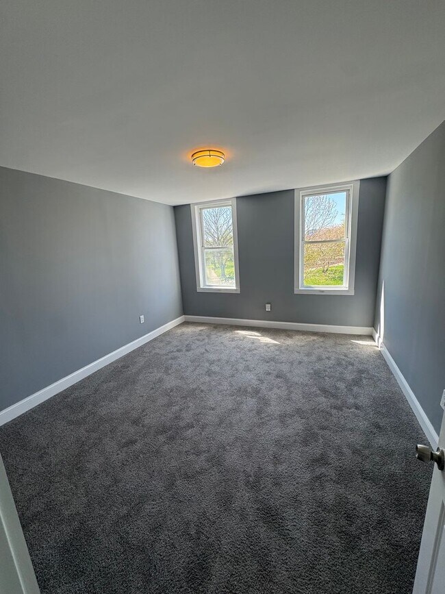 Building Photo - Charming Rowhome with Modern Touches in Ea...
