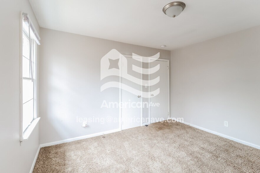 Building Photo - 25 10th Ave SW