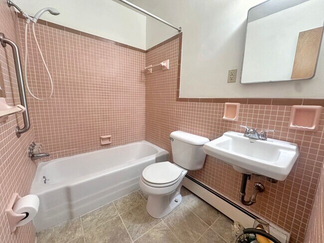 Building Photo - 2839 S Burdick St