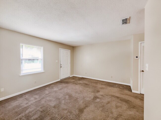 Building Photo - "Charming 2-Bedroom Retreat  in Mary Esther, FL!"