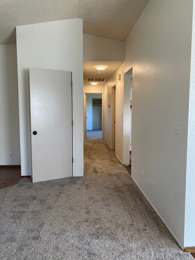Building Photo - Upcoming vacancy!  Well maintained home on...