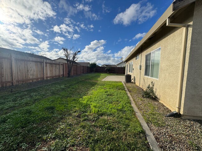 Building Photo - Located in a great neighborhood, Spacious 3-bedroom, 2-bath home with 2-car garage