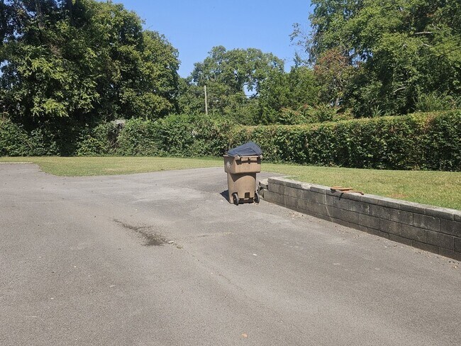 Building Photo - 2502 Woodlawn Dr