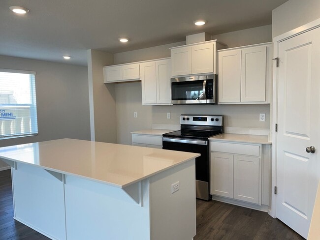 Building Photo - GORGEOUS 4 BED/2.5 BATH! HIGH END FINISHES ! SPACIOUS ROOMS ! FENCED BACK YARD !