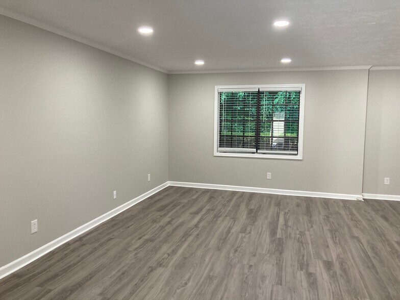 Building Photo - 340 Winding River Dr