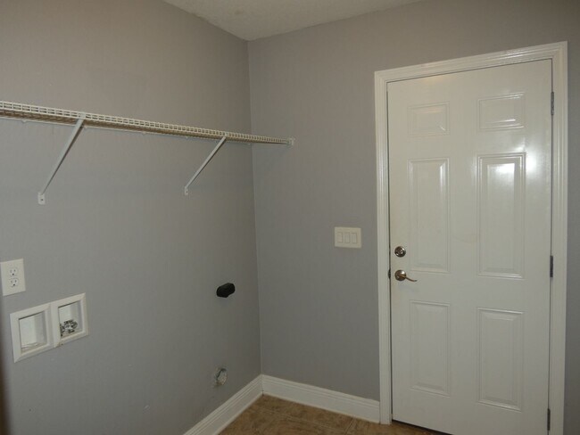 Building Photo - 4bed/3 bath/2 car garage/ 2400 sq ft in Wh...