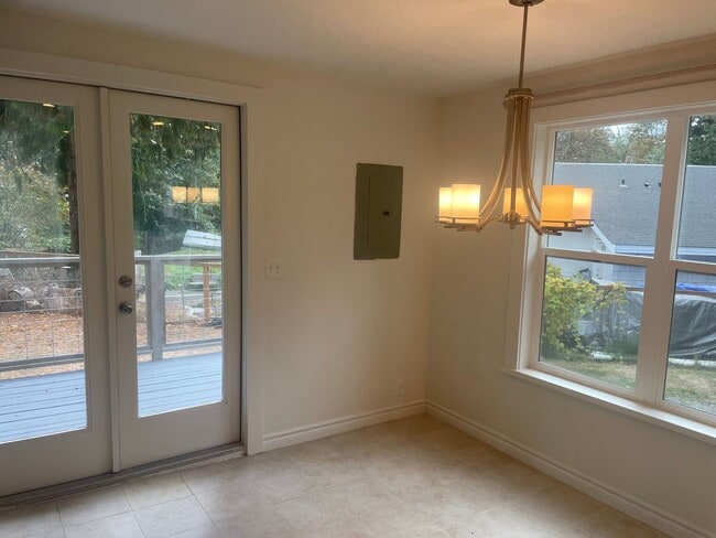 Building Photo - Nicely Maintained Clinton Home with Upgrades and Fenced Yard!