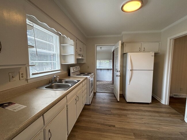 Building Photo - 3 BR with deck conveninent to Four Seasons Mall