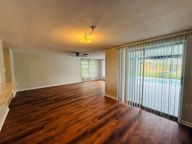 Building Photo - 7910 Lilac Dr