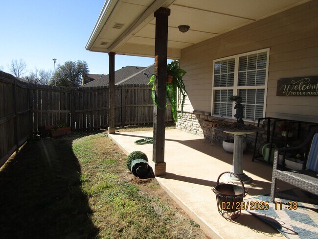 Building Photo - Fantastic Condo located close to Ft. Sill, Shopping and Restaurants Handicap Accessible! No Pet H...