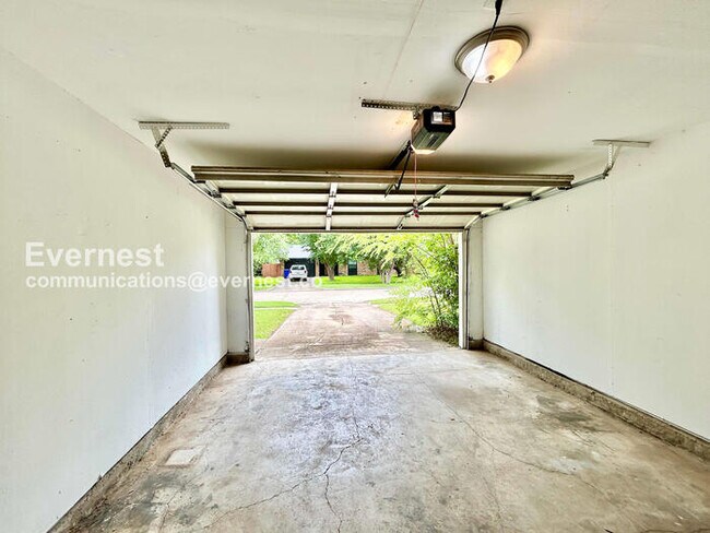 Building Photo - Limited Time Special Offer / 3 Bed, 2 Bath Home with Garage / Pet-Friendly / Available Now!