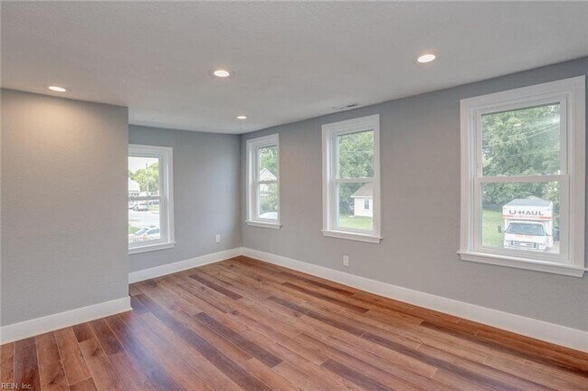 Building Photo - Beautifully remodeled single family home!