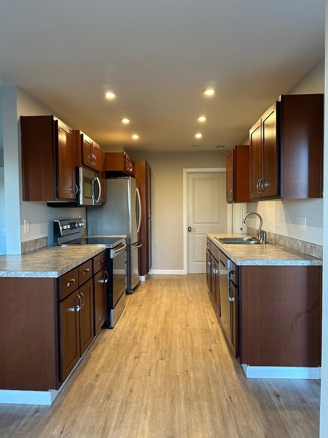 Building Photo - Updated House on 1/2 an Acre Near Spongs Landing Park! Pet Friendly!