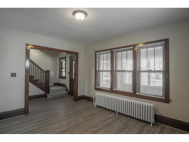 Building Photo - 890 Arkwright St N