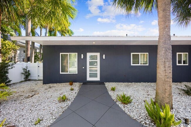 Building Photo - 930 NW 4th Ct