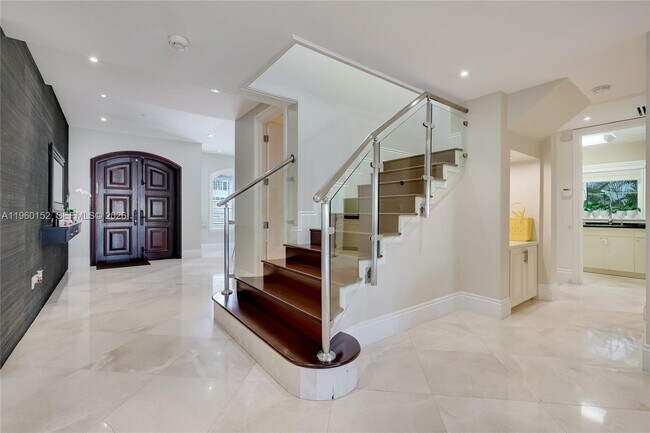 Building Photo - 520 N Pkwy